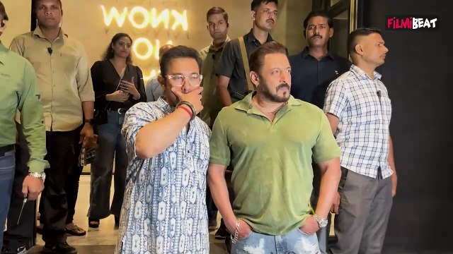 Salman Khan Swag से ‘Loveyapa’ की Screening पर पहुंचे, Aamir Khan और बेटे Junaid के साथ दिए Pose