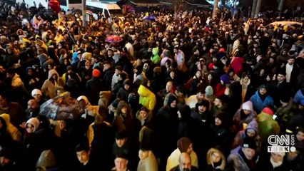 Depremzedeler Asi Nehri'ne karanfil bıraktı!