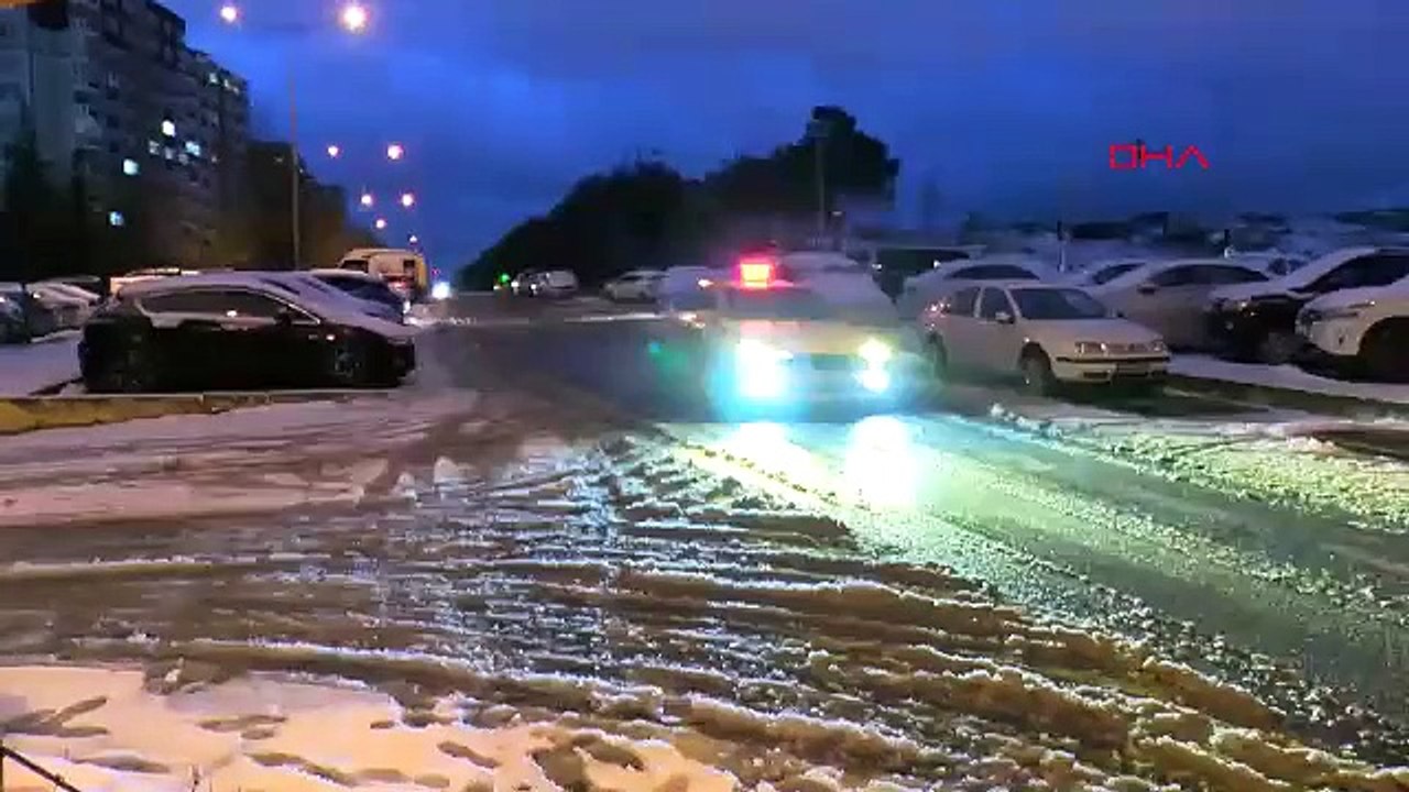 İstanbul- Başakşehir'de kar yağışı etkili oluyor; bazı araçlar yolda kaldı