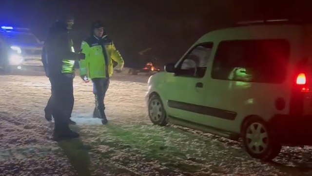 İnegöl- Domaniç karayolunda yoğun kar; araçlar yolda kaldı