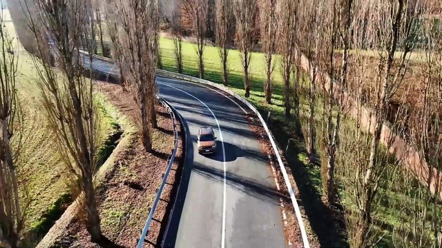 Fiat Grande Panda La Prima in Luna Bronze Driving Video