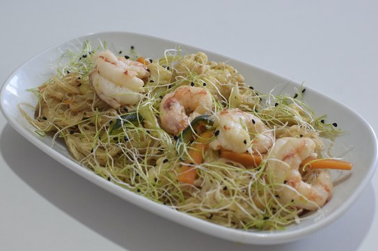 Fideos chinos (de arroz) con gambas, la receta que te soluciona la comida o la cena en 10 minutos