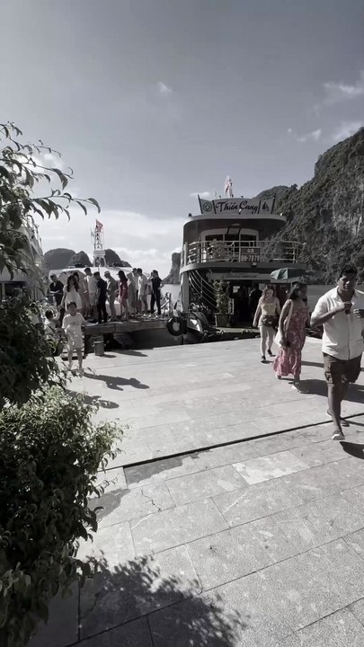 "🛳️✨ Just arrived at Sung Sot Cave, Halong Bay's hidden gem! Ready to explore stunning limestone formations and ancient wonders. 🌄🕳️