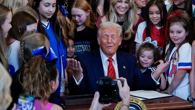 Trump firma una orden para prohibir a mujeres transgénero competir en deportes femeninos