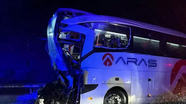 Sivas’ta otobüsün tıra arkadan çarptığı kazada otobüs şoförü hayatını kaybetti, çok sayıda yaralı