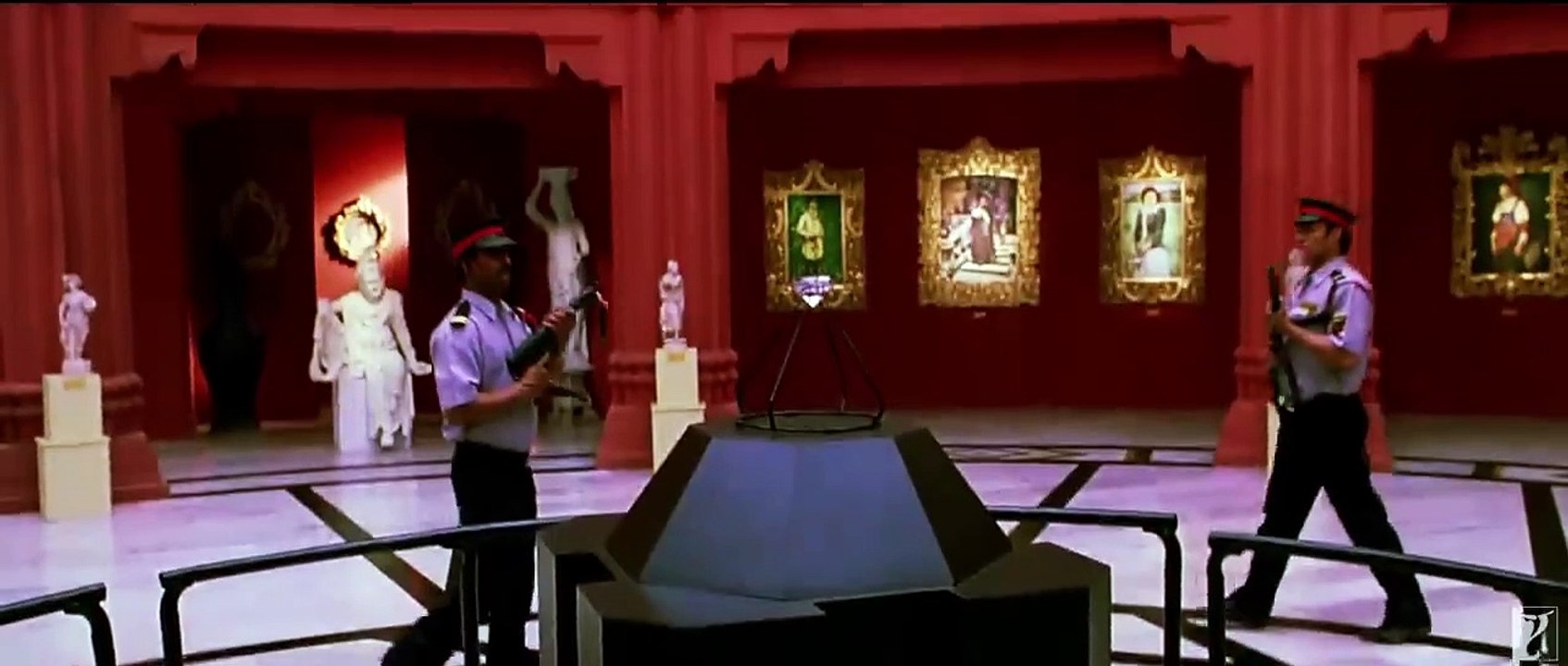 Funny 🤣 The Best HEISTS Ever _ Dhoom_2 _ Dhoom_3 _ Hrithik Roshan _ Aamir Khan(720P_HD)