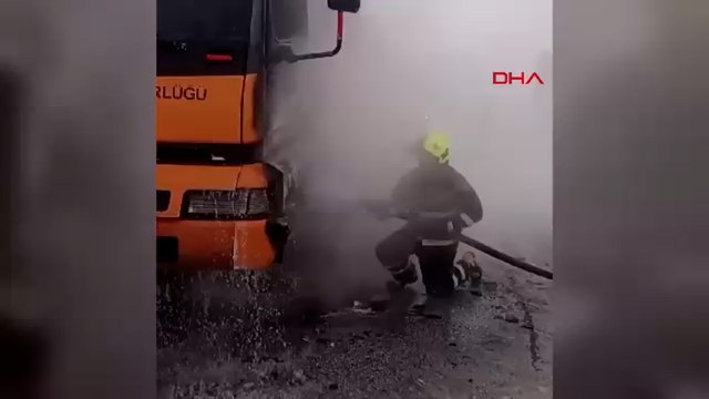 Sivas'ta kar küreme ve tuzlama aracındaki yangını, itfaiye söndürdü