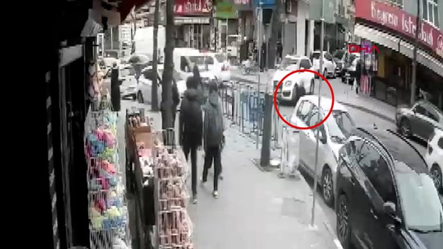 Yolun karşısına geçmeye çalışan kadına otomobil çarptı; kaza kamerada