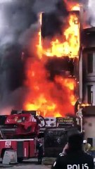 Ekrem’in itfaiyesi Akit binasındaki yangında sanki bahçe suluyordu! Eminönü'ndeki binada alevler yükseldi  ?