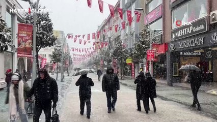 Sakarya'nın merkezinde doyumsuz görüntüler: Yarım saatte beyaza bürüdü