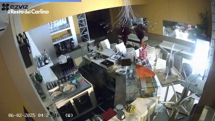 Furto con scasso a Reggio Emilia: il video del bar Mascotte