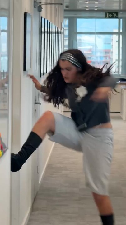 Parkour y huída con volteretas: así ha promocionado Amaia su último disco