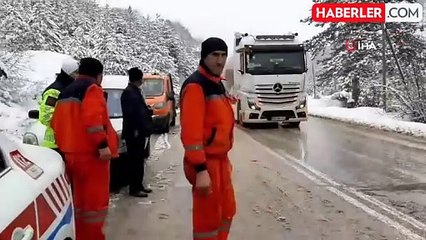 Bolu'da Kontrolden Çıkan Soda Yüklü Tır Devrildi