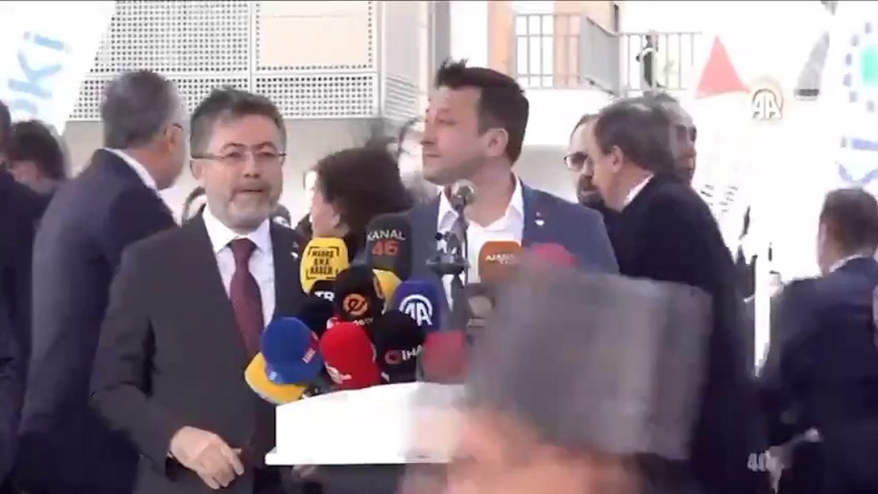 Deprem bölgesinde konuşan bakanların tentenin tentenin bir kısmı uçtu