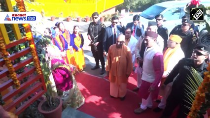 बच्चा गोद में लेते ही बच्चा बने CM योगी, पुचकारा-लाड प्यार किया और...