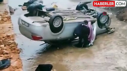 Şanlıurfa'da Dereye Düşen Otomobilde Baba ve Oğlu Yaralandı