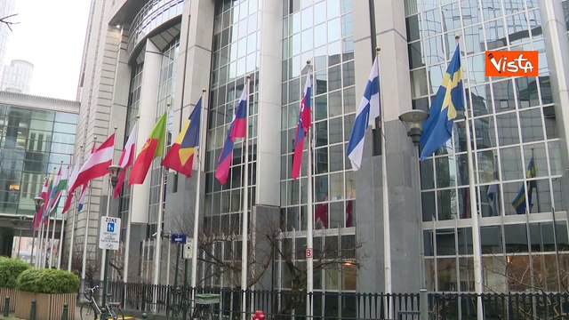 Sparatoria in scuola svedese, le bandiere a mezz'asta nei palazzi Ue di Strasburgo e Bruxelles