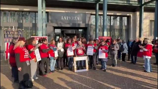 La Perla, il video delle lavoratrici e il canto delle «perline» davanti allo stabilimento