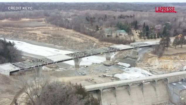 La spettacolare demolizione di un ponte in Minnesota: era stato danneggiato dalle inondazioni del 2023