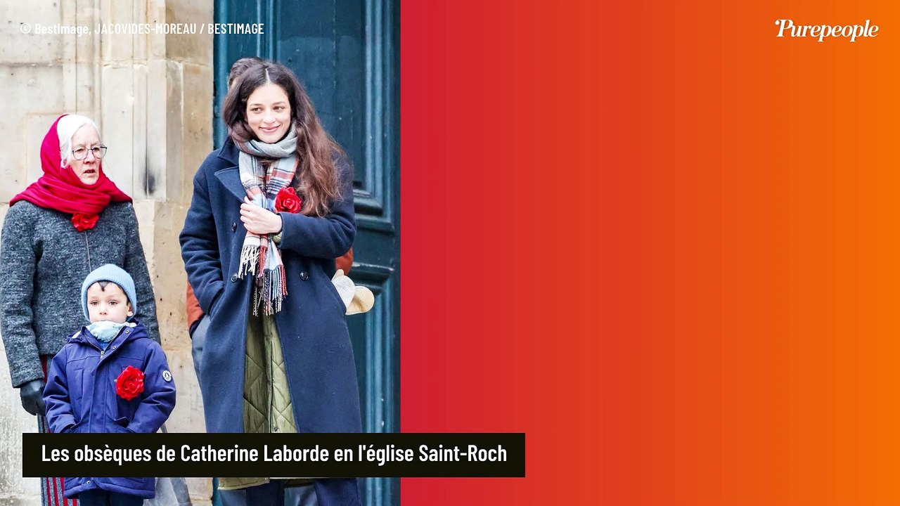 Les deux filles de Catherine Laborde, Gabrièle et Pia, ensemble à l'église Saint-Roch : cérémonie sobre comme le souhaitait leur maman