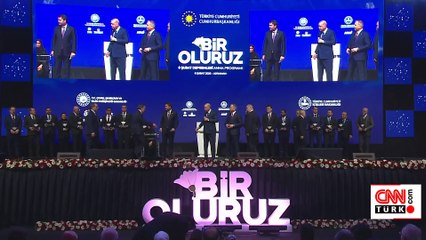 Cumhurbaşkanı Erdoğan'dan Yıldırım Demirören'e plaket