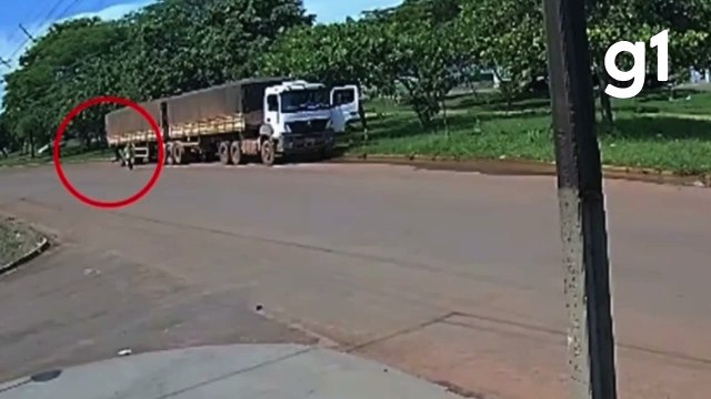 VÍDEO: idosa sobrevive após ser derrubada e atropelada por carreta em MT