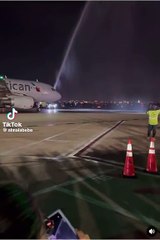 Assistente de bordo que morreu em queda de avião homenageado em aeroporto