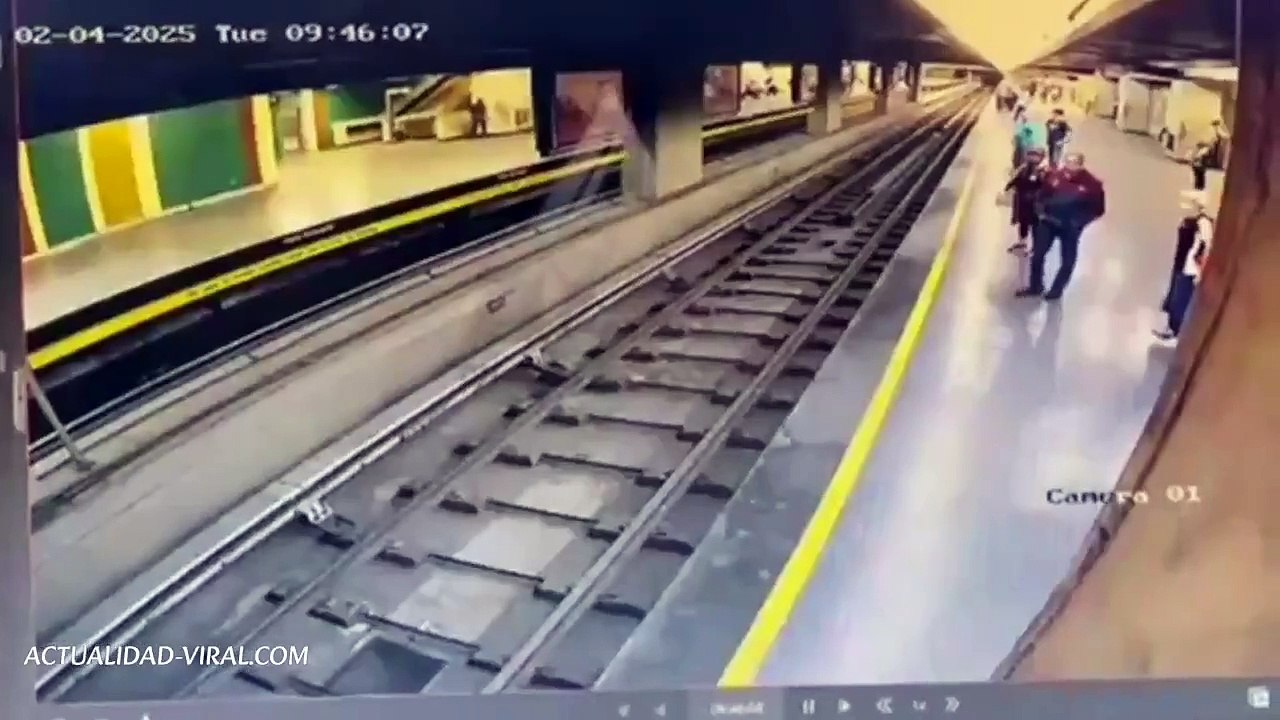 Imágenes fuertes: Un hombre sobrevive luego que le pasara un tren encima en Venezuela