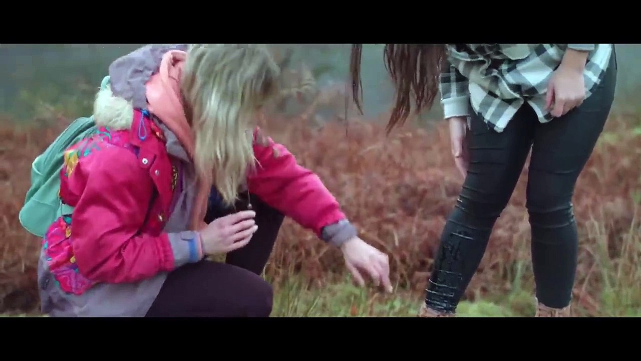 Movie Sci - Fi _ They are hunted by ancient flying predators