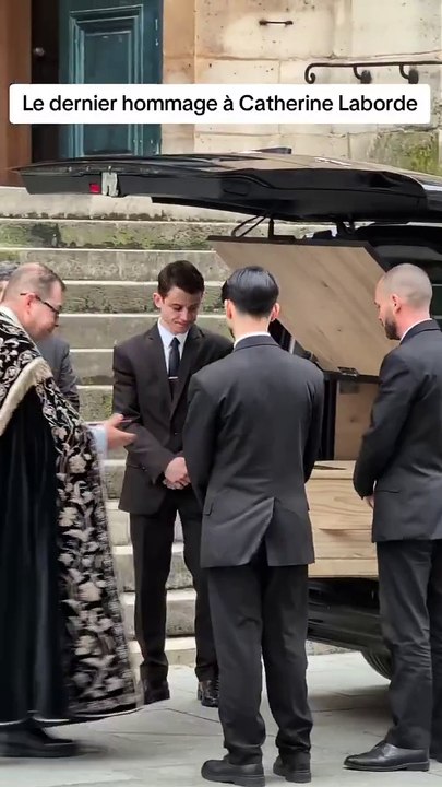 Téléspectateurs fidèles, personnalités des médias et proches ont dit adieu cet après-midi à Paris à l'ancienne présentatrice météo Catherine Laborde, décrite comme "un être de lumière"