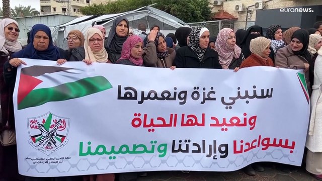 غزة أرضنا ولن نرحل .. فلسطينيون في دير البلح يحتجون على تصريحات ترامب