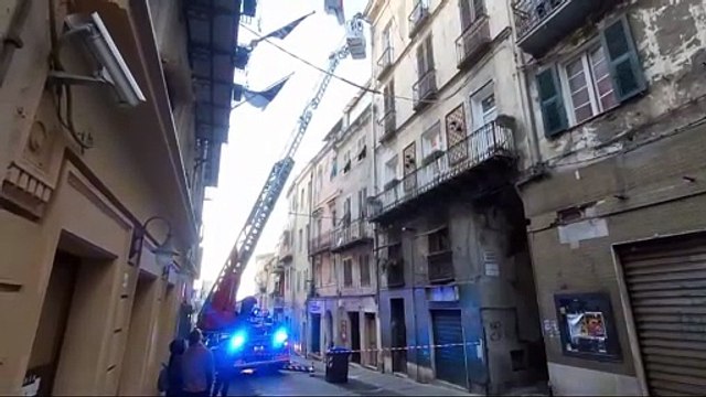 Crollano calcinacci sulla strada, corso Vittorio Emanuele chiuso al traffico