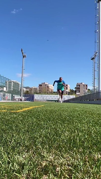 El entrenamiento de Alves con la camiseta del Barça en las instalaciones del club