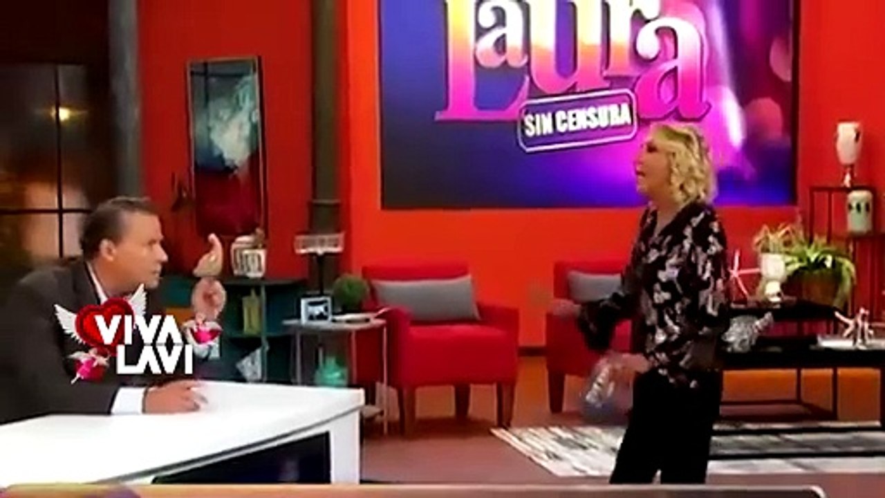 Alfredo Adame le roba un beso a Laura Bozzo