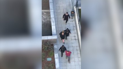 El momento en que detienen al cabecilla de la mafia okupa en el edificio de lujo de Carabanchel