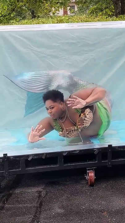 The fact she can hold her breath and maintain that facial expression is pretty damn impressive. | Funny short video clips, Amazing funny facts, Funny films