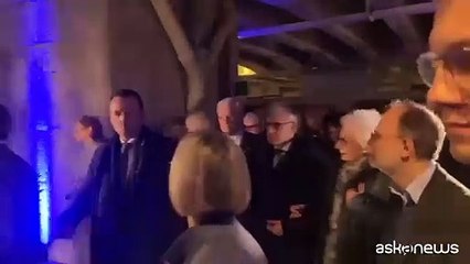 Liliana Segre arriva al Binario 21 mentre risuona un canto di pace