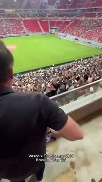 Bolsonaro recebe gritos de apoio em partida de futebol