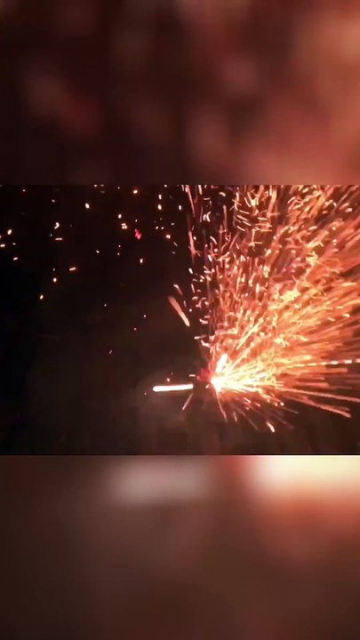 Spektakuläres Feuerwerk! Rote Funken entfachen die Nacht 🎆🔥