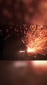 Spektakuläres Feuerwerk! Rote Funken entfachen die Nacht 🎆🔥