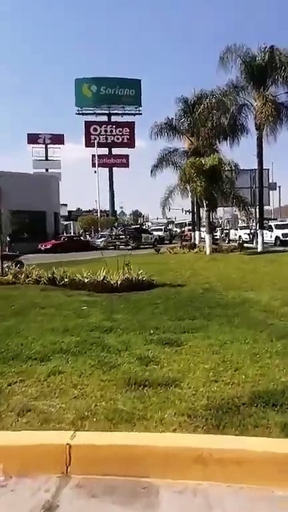 Asalto y Balacera en Plaza Cibeles de #Irapuato; 2 guardias de seguridad heridos, uno de ellos grave