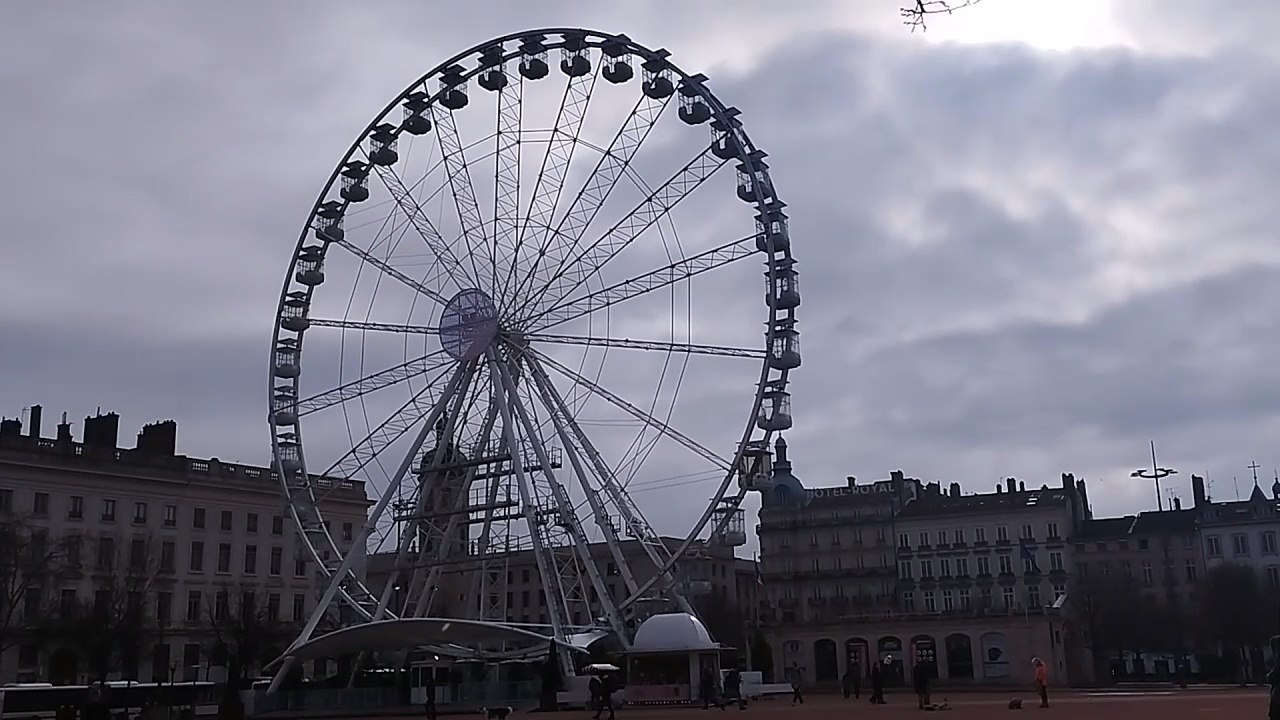 Vidéo de la grande roue qui est sur la place Bellecour depuis l'an dernier en 2024.