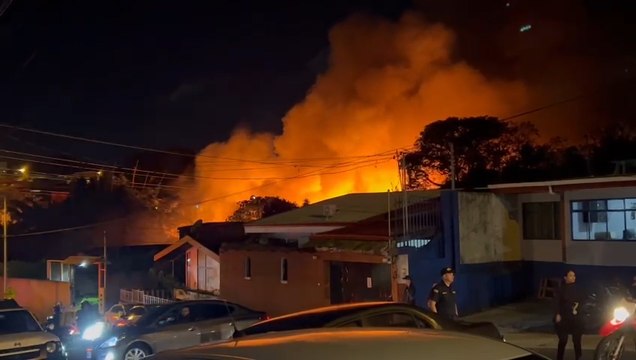 ext-Bomberos trabajan para apagar incendio “de grandes proporciones” en mueblería de Guadalupe-060225
