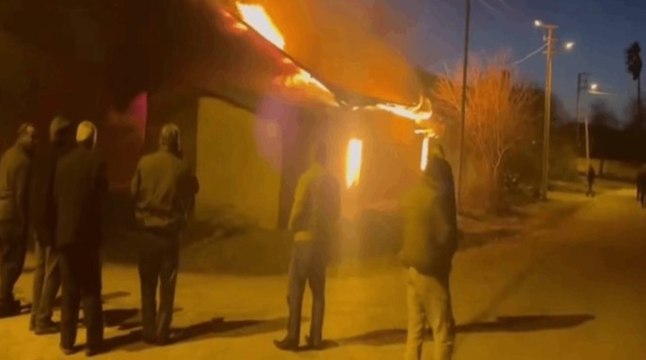 Evde çıkan yangın, bitişikteki evi de yaktı