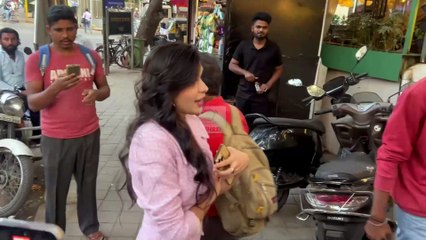 Eisha Singh Enjoys Delicious Golgappe in Bandra 🍽️