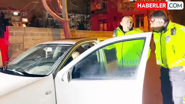 Alkollü Sürücü Direksiyon Başında Sızdı, Polis Uyandırdı