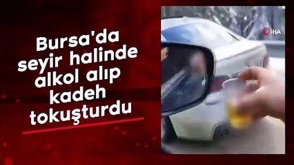 Bursa'da seyir halinde alkol alıp kadeh tokuşturdu