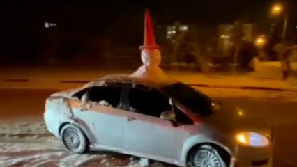 Otomobilinin tavanına yaptığı ‘kardan adam’ ile şehir turu attı