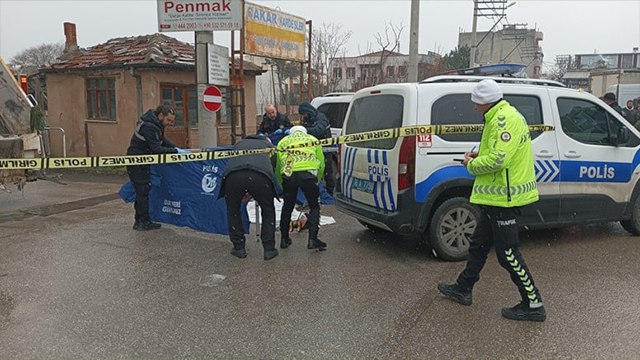 Çöp kamyonunun altında kalan yaşlı kadın hayatını kaybetti