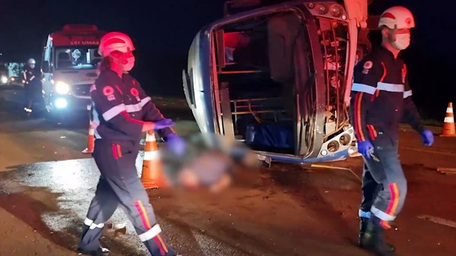 Tragédia na BR-277: condutor de micro-ônibus morre ao ser ejetado em colisão frontal com automóvel em Santa Tereza do Oeste; há mais 4 vítimas
